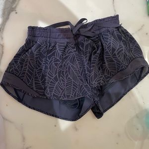 Lululemon size 6 blue leaf pattern shorts
